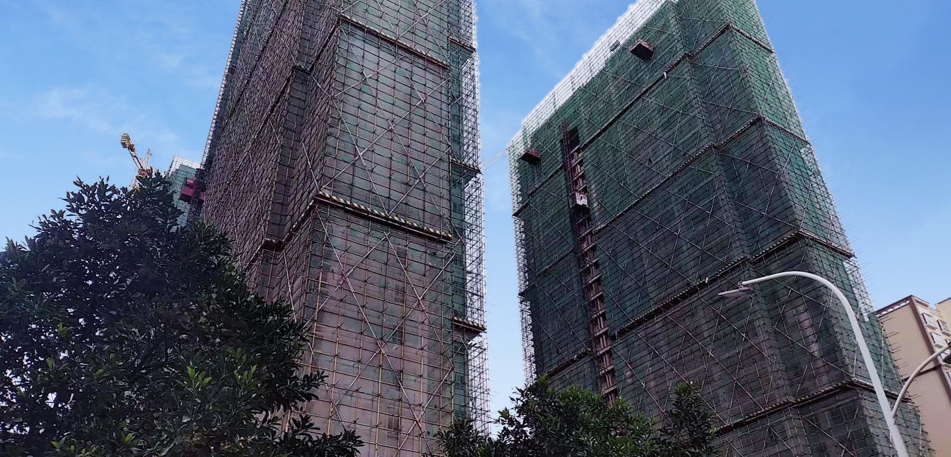 發(fā)霉舊外墻能用仿石漆翻新嗎？華喆給你答案！